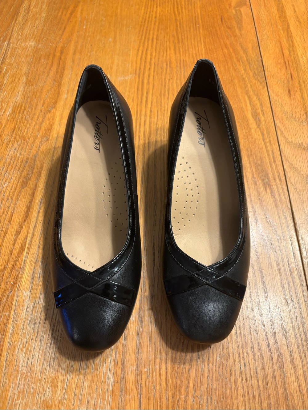 Trotters Devin-Black Rounded Toe size 8W